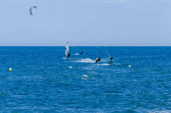 Malaga, İspanya - 25 Mayıs 2018 aktif spor pratik insanlar, güç uçurtma rüzgarlı bir koyda kullanarak sürme dalga