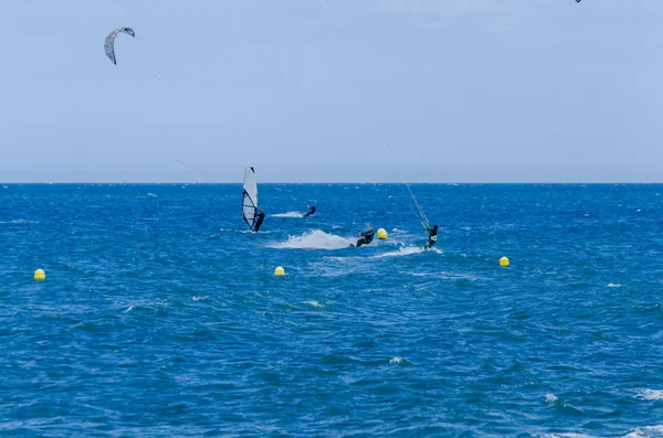 Malaga, İspanya - 25 Mayıs 2018 aktif spor pratik insanlar, güç uçurtma rüzgarlı bir koyda kullanarak sürme dalga