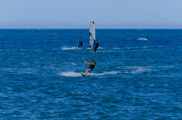 Malaga, İspanya - 25 Mayıs 2018 aktif spor pratik insanlar, güç uçurtma rüzgarlı bir koyda kullanarak sürme dalga