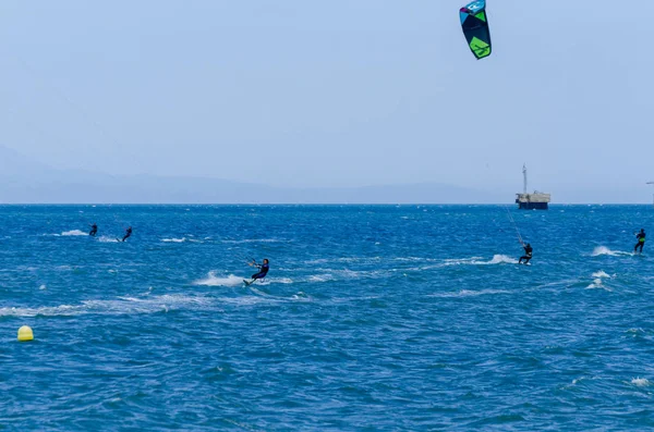 Malaga, İspanya - 25 Mayıs 2018 aktif spor pratik insanlar, güç uçurtma rüzgarlı bir koyda kullanarak sürme dalga