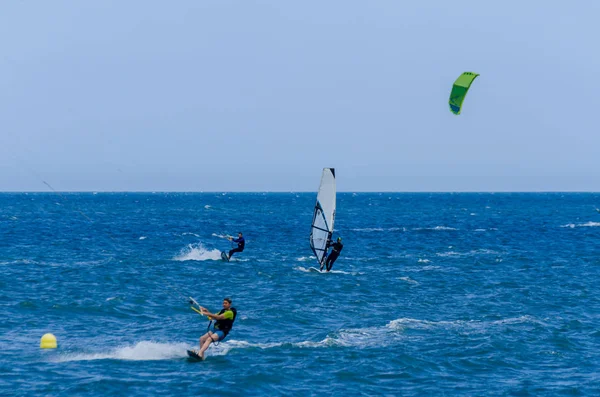 Malaga, İspanya - 25 Mayıs 2018 aktif spor pratik insanlar, güç uçurtma rüzgarlı bir koyda kullanarak sürme dalga