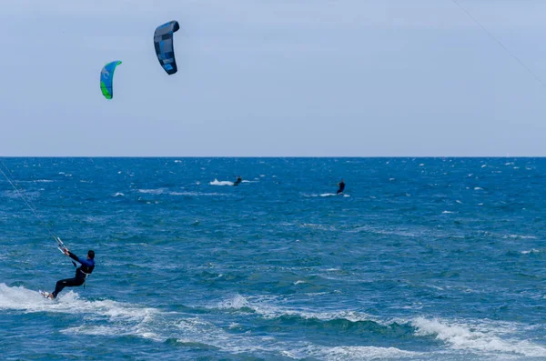 Malaga, İspanya - 25 Mayıs 2018 aktif spor pratik insanlar, güç uçurtma rüzgarlı bir koyda kullanarak sürme dalga