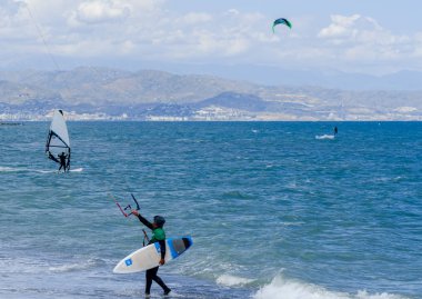 Malaga, İspanya - 25 Mayıs 2018 aktif spor pratik insanlar, güç uçurtma rüzgarlı bir koyda kullanarak sürme dalga