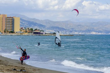 Malaga, İspanya - 25 Mayıs 2018 aktif spor pratik insanlar, güç uçurtma rüzgarlı bir koyda kullanarak sürme dalga