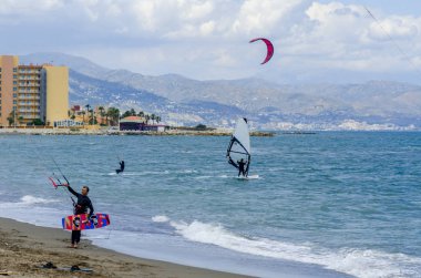 Malaga, İspanya - 25 Mayıs 2018 aktif spor pratik insanlar, güç uçurtma rüzgarlı bir koyda kullanarak sürme dalga