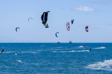 Malaga, İspanya - 25 Mayıs 2018 aktif spor pratik insanlar, güç uçurtma rüzgarlı bir koyda kullanarak sürme dalga