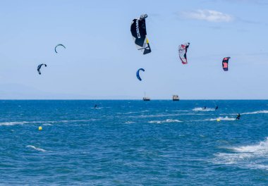 Malaga, İspanya - 25 Mayıs 2018 aktif spor pratik insanlar, güç uçurtma rüzgarlı bir koyda kullanarak sürme dalga