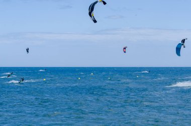 Malaga, İspanya - 25 Mayıs 2018 aktif spor pratik insanlar, güç uçurtma rüzgarlı bir koyda kullanarak sürme dalga