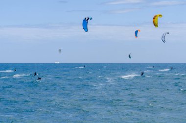 Malaga, İspanya - 25 Mayıs 2018 aktif spor pratik insanlar, güç uçurtma rüzgarlı bir koyda kullanarak sürme dalga