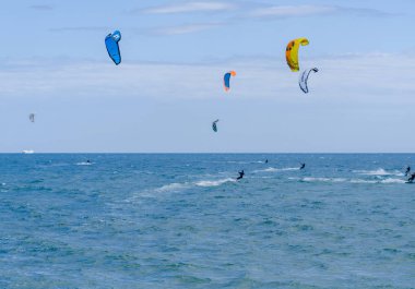 Malaga, İspanya - 25 Mayıs 2018 aktif spor pratik insanlar, güç uçurtma rüzgarlı bir koyda kullanarak sürme dalga