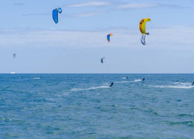 Malaga, İspanya - 25 Mayıs 2018 aktif spor pratik insanlar, güç uçurtma rüzgarlı bir koyda kullanarak sürme dalga