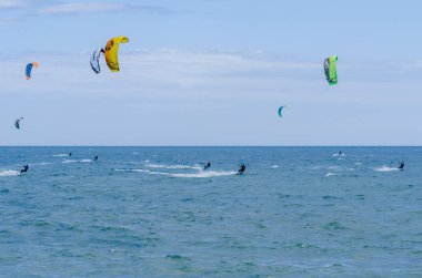 Malaga, İspanya - 25 Mayıs 2018 aktif spor pratik insanlar, güç uçurtma rüzgarlı bir koyda kullanarak sürme dalga