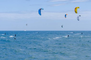 Malaga, İspanya - 25 Mayıs 2018 aktif spor pratik insanlar, güç uçurtma rüzgarlı bir koyda kullanarak sürme dalga