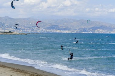 Malaga, İspanya - 25 Mayıs 2018 aktif spor pratik insanlar, güç uçurtma rüzgarlı bir koyda kullanarak sürme dalga