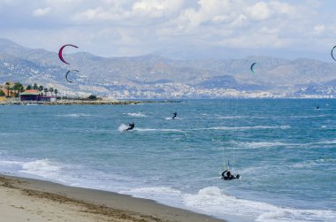 Malaga, İspanya - 25 Mayıs 2018 aktif spor pratik insanlar, güç uçurtma rüzgarlı bir koyda kullanarak sürme dalga