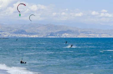 Malaga, İspanya - 25 Mayıs 2018 aktif spor pratik insanlar, güç uçurtma rüzgarlı bir koyda kullanarak sürme dalga