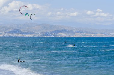 Malaga, İspanya - 25 Mayıs 2018 aktif spor pratik insanlar, güç uçurtma rüzgarlı bir koyda kullanarak sürme dalga