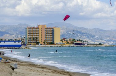 Malaga, İspanya - 25 Mayıs 2018 aktif spor pratik insanlar, güç uçurtma rüzgarlı bir koyda kullanarak sürme dalga