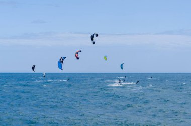 Malaga, İspanya - 25 Mayıs 2018 aktif spor pratik insanlar, güç uçurtma rüzgarlı bir koyda kullanarak sürme dalga