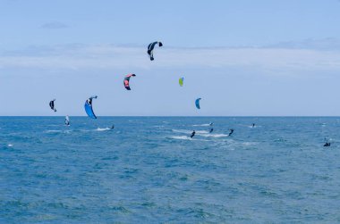 Malaga, İspanya - 25 Mayıs 2018 aktif spor pratik insanlar, güç uçurtma rüzgarlı bir koyda kullanarak sürme dalga