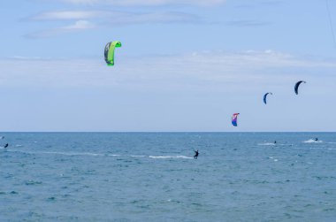 Malaga, İspanya - 25 Mayıs 2018 aktif spor pratik insanlar, güç uçurtma rüzgarlı bir koyda kullanarak sürme dalga