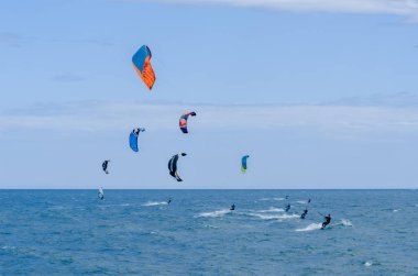 Malaga, İspanya - 25 Mayıs 2018 aktif spor pratik insanlar, güç uçurtma rüzgarlı bir koyda kullanarak sürme dalga