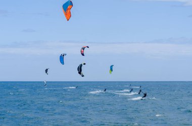 Malaga, İspanya - 25 Mayıs 2018 aktif spor pratik insanlar, güç uçurtma rüzgarlı bir koyda kullanarak sürme dalga