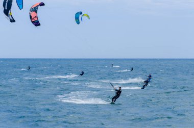 Malaga, İspanya - 25 Mayıs 2018 aktif spor pratik insanlar, güç uçurtma rüzgarlı bir koyda kullanarak sürme dalga