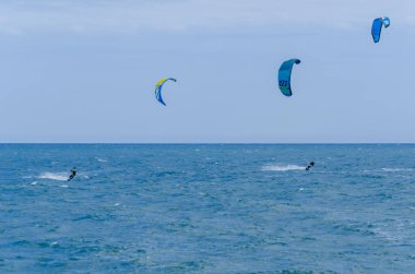 Malaga, İspanya - 25 Mayıs 2018 aktif spor pratik insanlar, güç uçurtma rüzgarlı bir koyda kullanarak sürme dalga