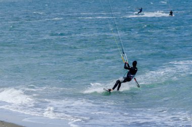 Malaga, İspanya - 25 Mayıs 2018 aktif spor pratik insanlar, güç uçurtma rüzgarlı bir koyda kullanarak sürme dalga