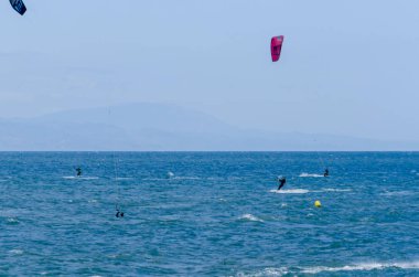 Malaga, İspanya - 25 Mayıs 2018 aktif spor pratik insanlar, güç uçurtma rüzgarlı bir koyda kullanarak sürme dalga