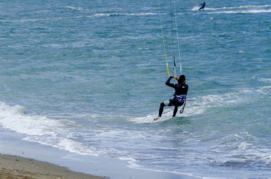 Malaga, İspanya - 25 Mayıs 2018 aktif spor pratik insanlar, güç uçurtma rüzgarlı bir koyda kullanarak sürme dalga