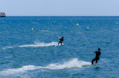 Malaga, İspanya - 25 Mayıs 2018 aktif spor pratik insanlar, güç uçurtma rüzgarlı bir koyda kullanarak sürme dalga