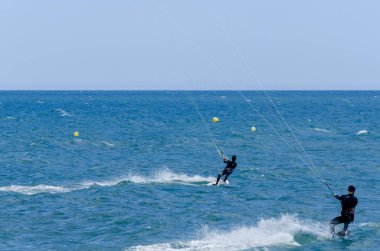 Malaga, İspanya - 25 Mayıs 2018 aktif spor pratik insanlar, güç uçurtma rüzgarlı bir koyda kullanarak sürme dalga