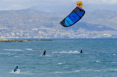 Malaga, İspanya - 25 Mayıs 2018 aktif spor pratik insanlar, güç uçurtma rüzgarlı bir koyda kullanarak sürme dalga