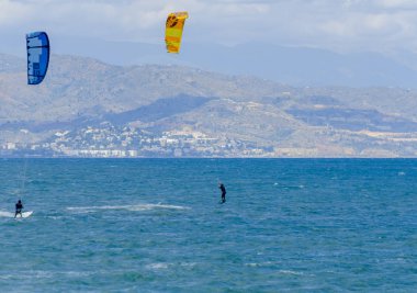 Malaga, İspanya - 25 Mayıs 2018 aktif spor pratik insanlar, güç uçurtma rüzgarlı bir koyda kullanarak sürme dalga