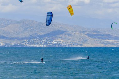 Malaga, İspanya - 25 Mayıs 2018 aktif spor pratik insanlar, güç uçurtma rüzgarlı bir koyda kullanarak sürme dalga