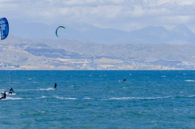 Malaga, İspanya - 25 Mayıs 2018 aktif spor pratik insanlar, güç uçurtma rüzgarlı bir koyda kullanarak sürme dalga