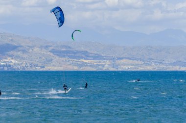 Malaga, İspanya - 25 Mayıs 2018 aktif spor pratik insanlar, güç uçurtma rüzgarlı bir koyda kullanarak sürme dalga