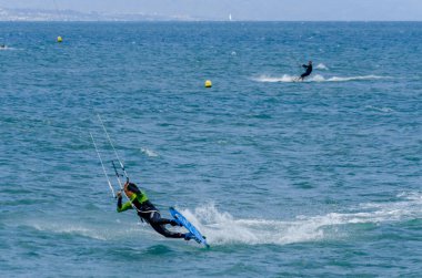 Malaga, İspanya - 25 Mayıs 2018 aktif spor pratik insanlar, güç uçurtma rüzgarlı bir koyda kullanarak sürme dalga