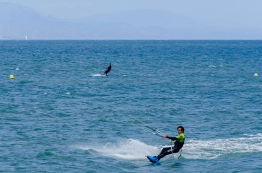 Malaga, İspanya - 25 Mayıs 2018 aktif spor pratik insanlar, güç uçurtma rüzgarlı bir koyda kullanarak sürme dalga