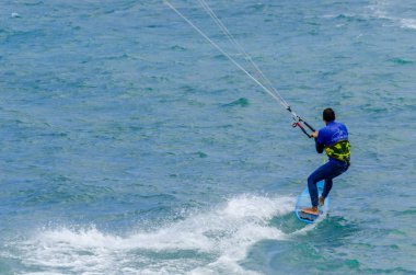 Malaga, İspanya - 25 Mayıs 2018 aktif spor pratik insanlar, güç uçurtma rüzgarlı bir koyda kullanarak sürme dalga