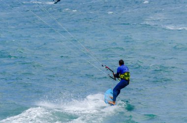 Malaga, İspanya - 25 Mayıs 2018 aktif spor pratik insanlar, güç uçurtma rüzgarlı bir koyda kullanarak sürme dalga