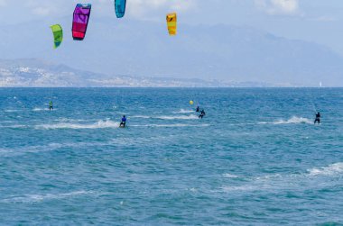 Malaga, İspanya - 25 Mayıs 2018 aktif spor pratik insanlar, güç uçurtma rüzgarlı bir koyda kullanarak sürme dalga