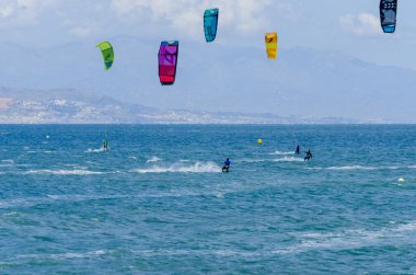 Malaga, İspanya - 25 Mayıs 2018 aktif spor pratik insanlar, güç uçurtma rüzgarlı bir koyda kullanarak sürme dalga
