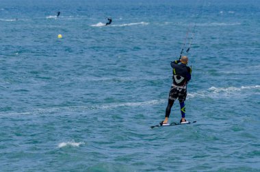 Malaga, İspanya - 25 Mayıs 2018 aktif spor pratik insanlar, güç uçurtma rüzgarlı bir koyda kullanarak sürme dalga