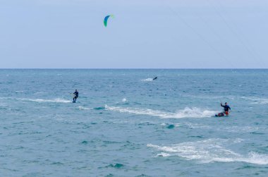 Malaga, İspanya - 25 Mayıs 2018 aktif spor pratik insanlar, güç uçurtma rüzgarlı bir koyda kullanarak sürme dalga