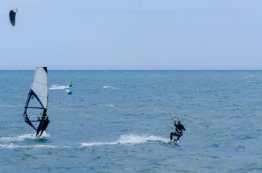 Malaga, İspanya - 25 Mayıs 2018 aktif spor pratik insanlar, güç uçurtma rüzgarlı bir koyda kullanarak sürme dalga