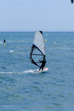 Malaga, İspanya - 25 Mayıs 2018 aktif spor pratik insanlar, güç uçurtma rüzgarlı bir koyda kullanarak sürme dalga