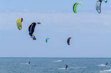 Malaga, İspanya - 25 Mayıs 2018 aktif spor pratik insanlar, güç uçurtma rüzgarlı bir koyda kullanarak sürme dalga